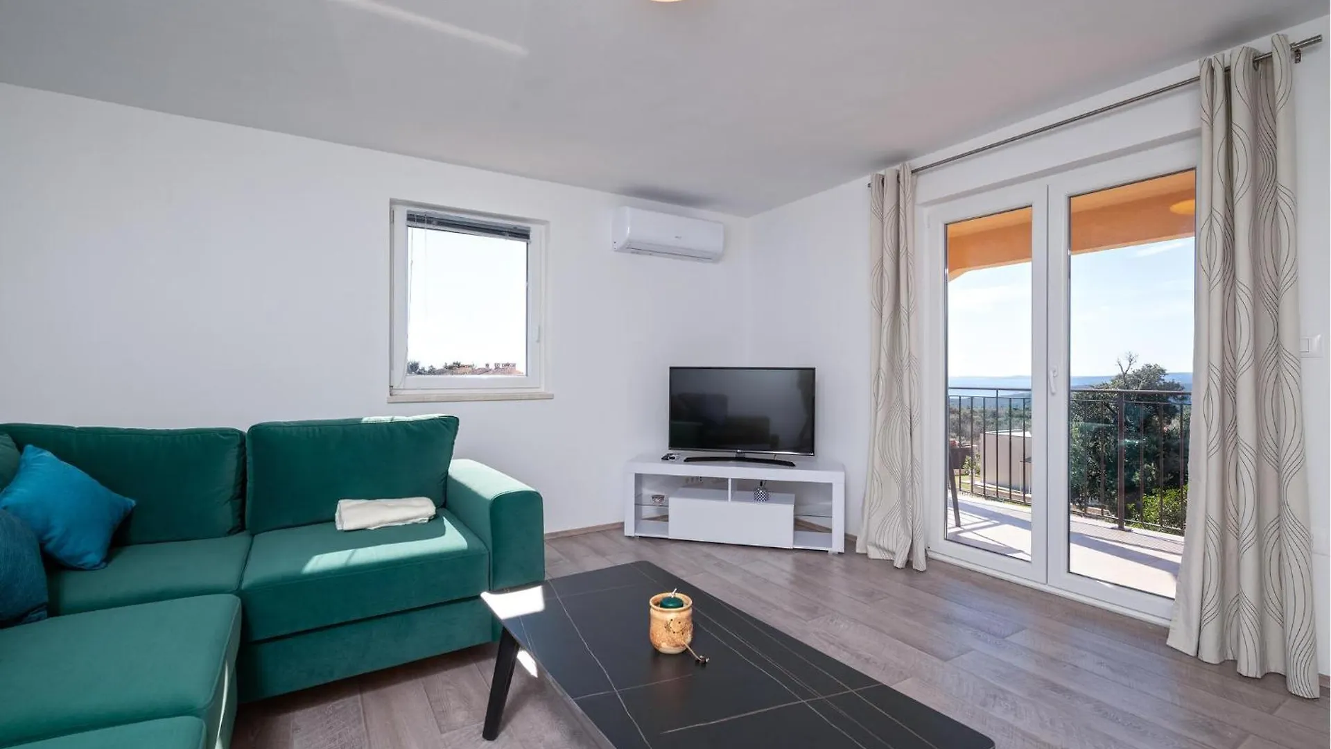 Cozy Apartment In Koromacno With House Sea View